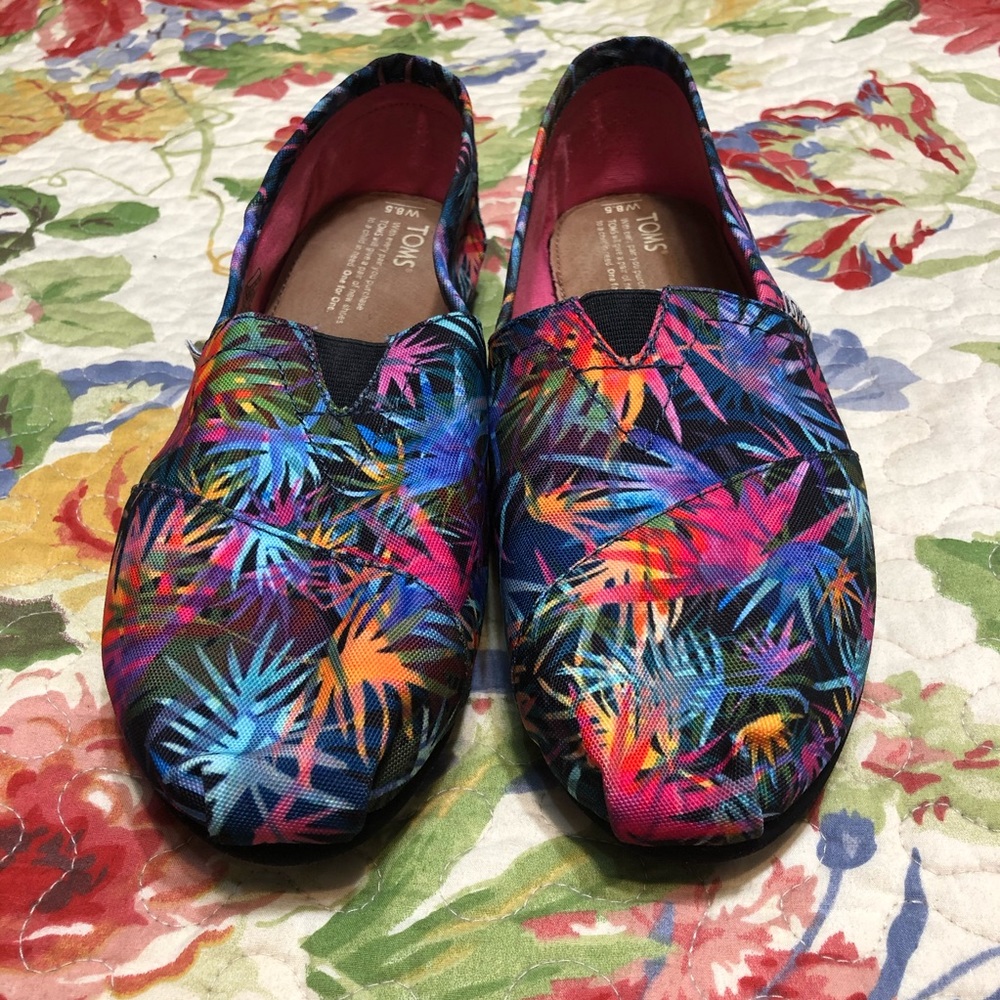 NWOT Sz 8.5 TOMS Black Palms Shoes